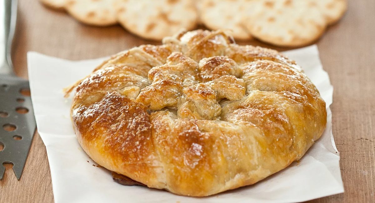 Side profile image of brie en croute.