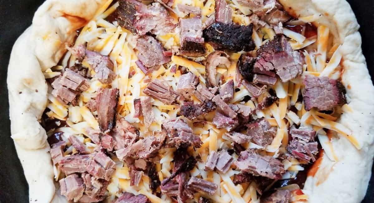 Overhead image of leftover brisket pizza.