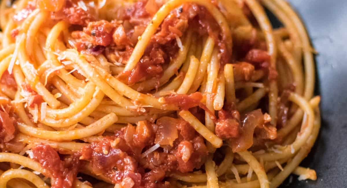 Up close image of bucatini all'amatricana.