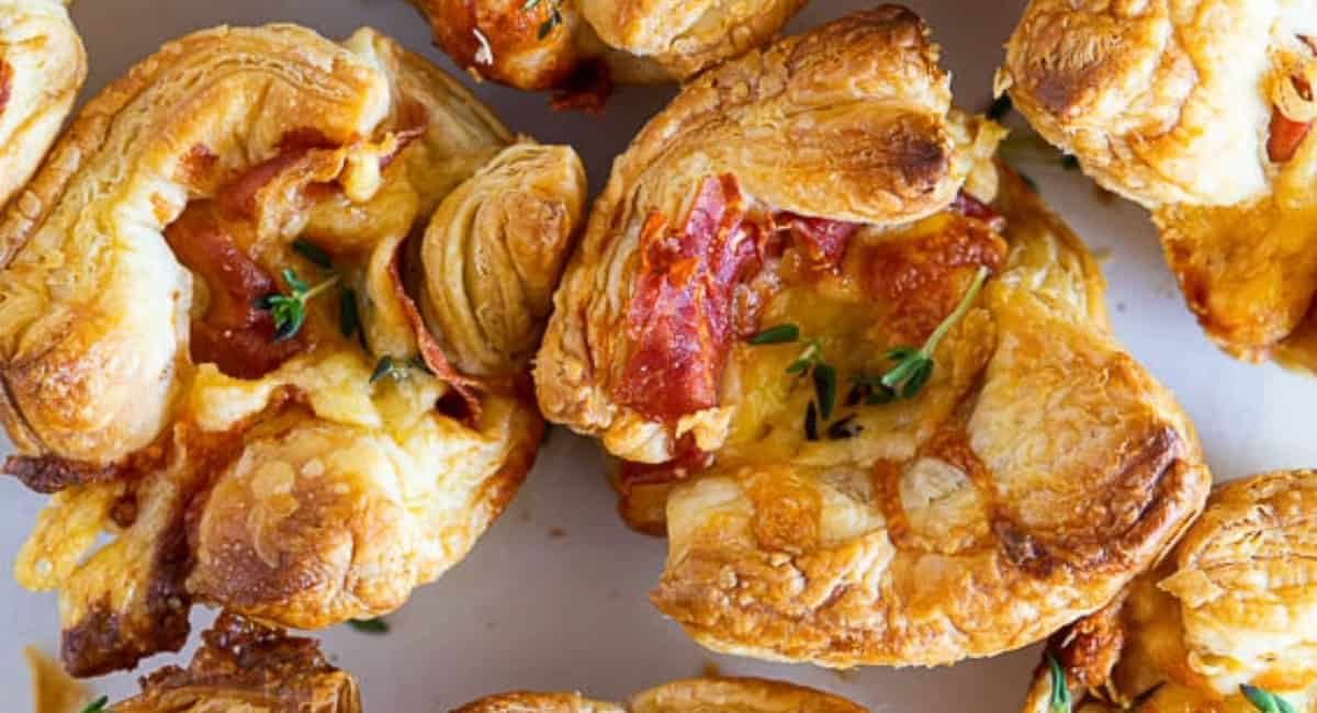Overhead image of cheesy prosciutto pastry bites with puff pastry.