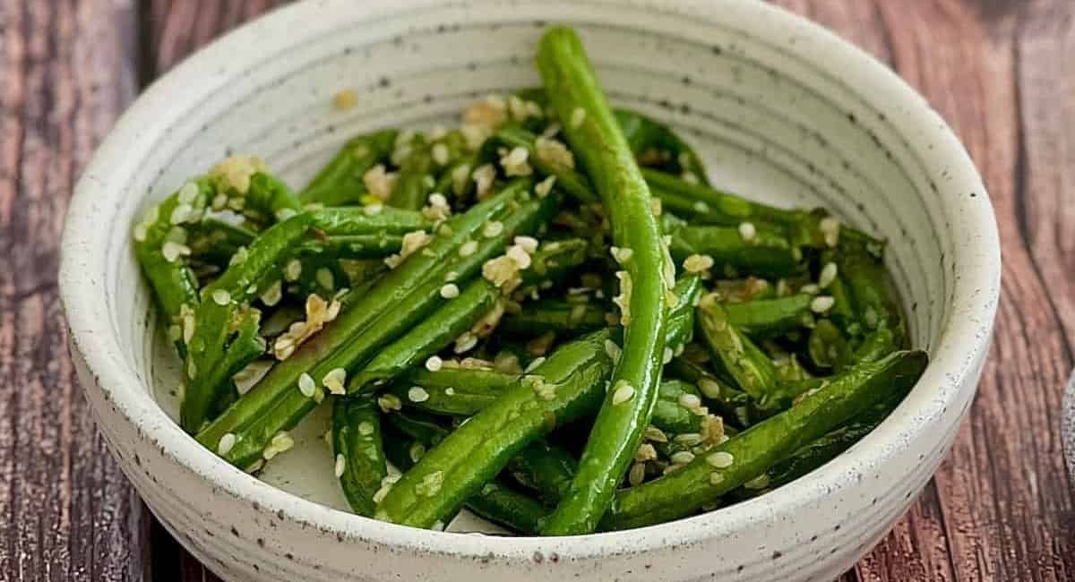 Overhead image of Chinese garlic green beans.