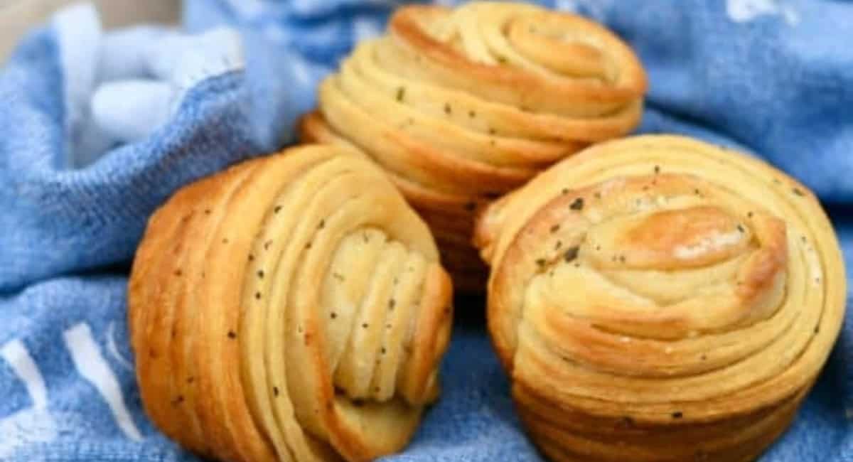 Up close image of garlic butter cruggins with crescent roll dough.