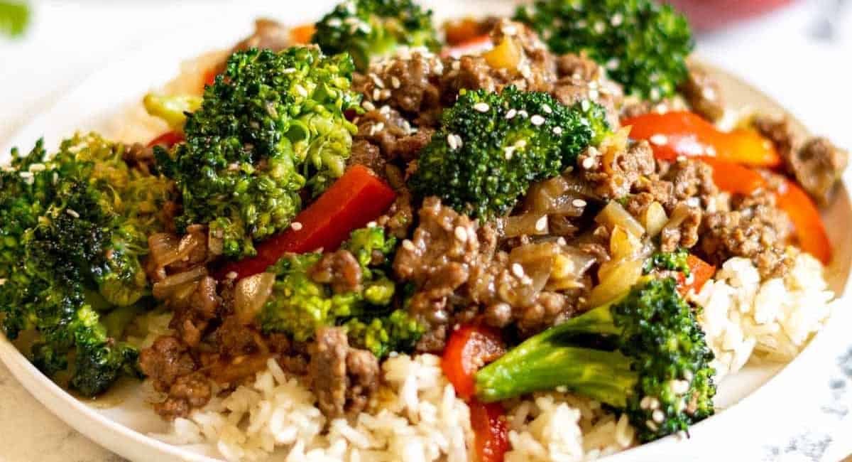 Side profile image of ground beef and broccoli.