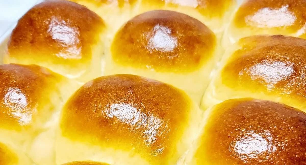 Up close image of Hawaiian sweet rolls.