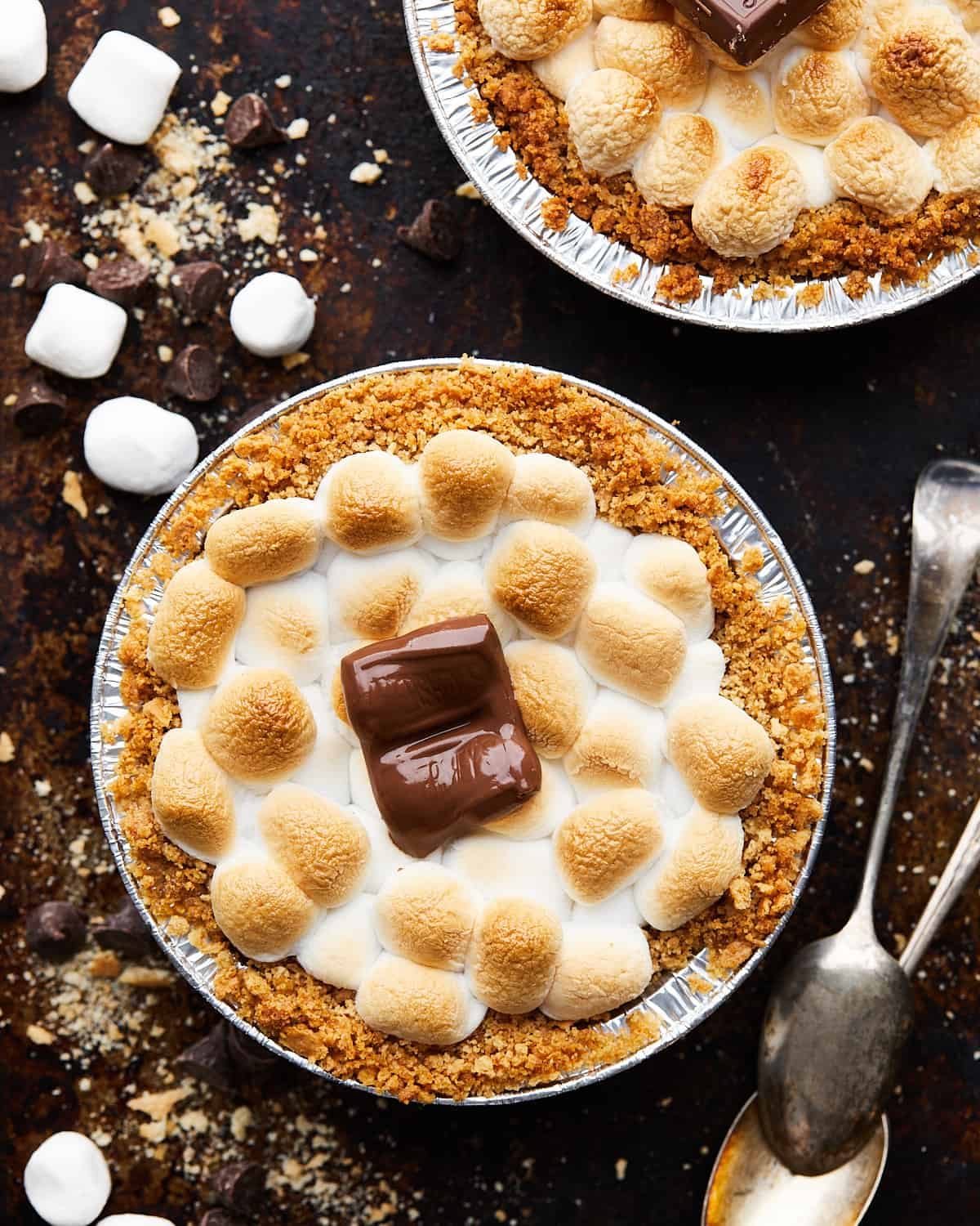 Overhead image of s'mores mini pie.