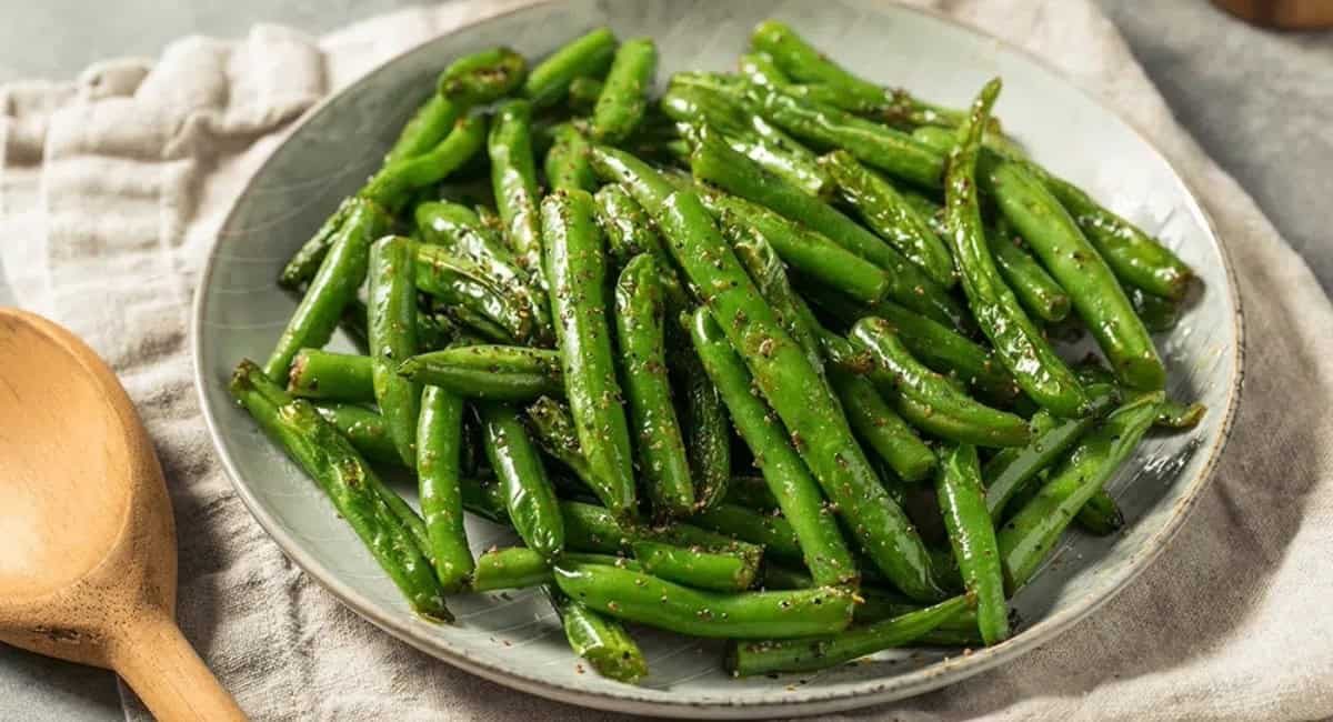 Overhead image of skillet green beans.