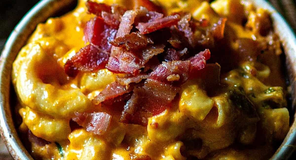 Overhead image of hatch chile mac and cheese.