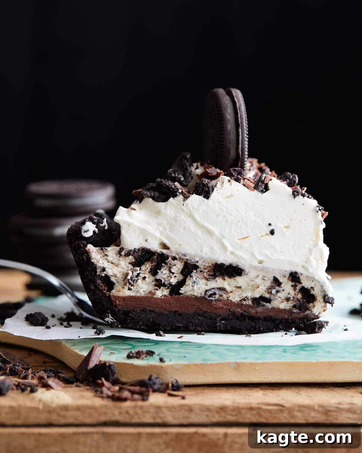 Effortless Oreo Cheesecake Bliss 2 Image of sliced no bake oreo cheesecake pie showcasing its layers.